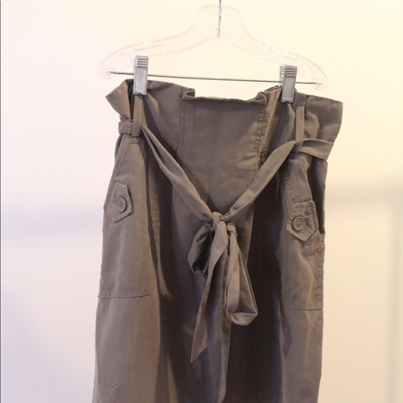 Short green skirt with a belt - Picture 3 of 3